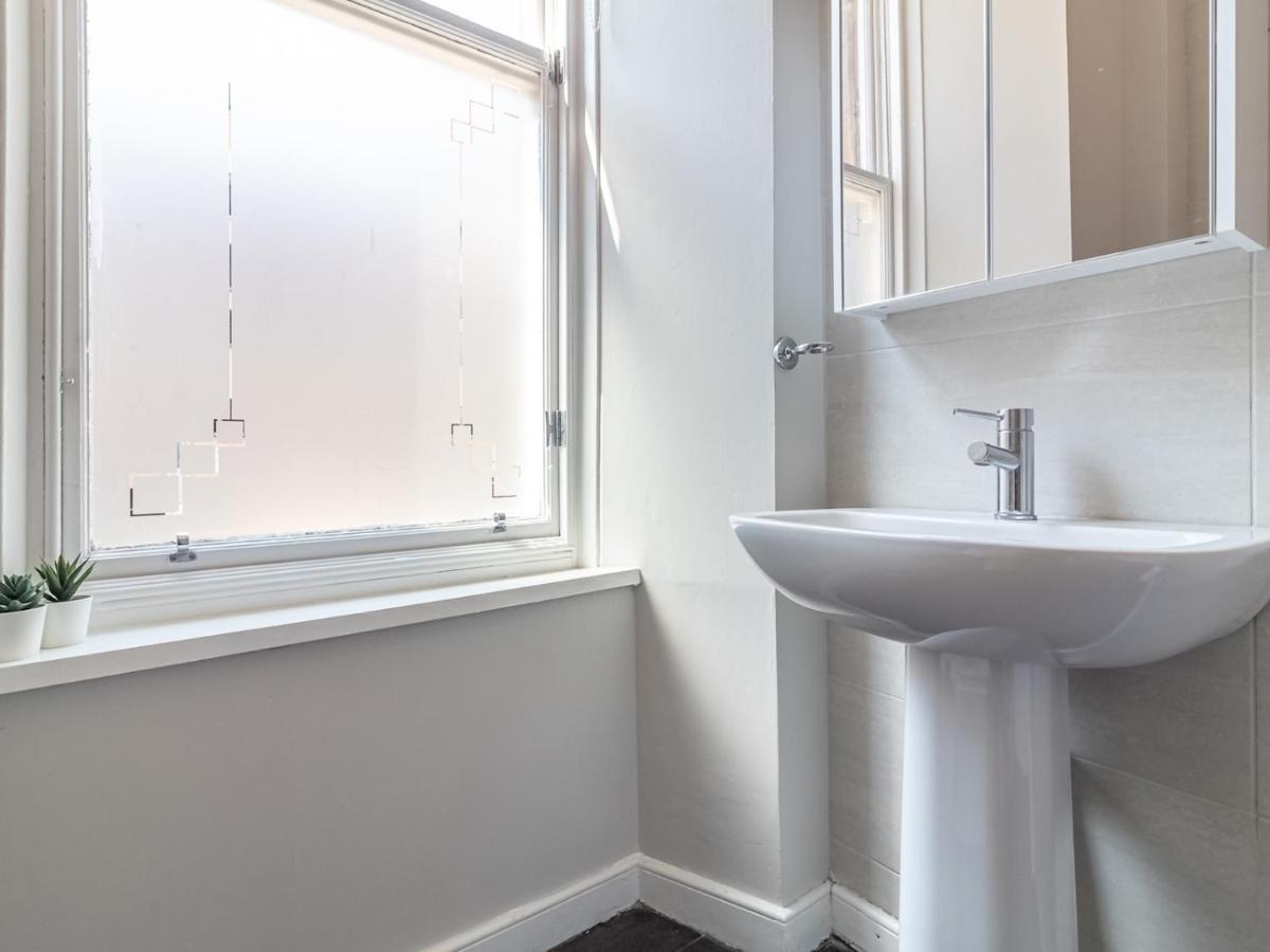 Pass The Keys Spacious And Homely Flat On The Royal Mile Edinburgh Exterior photo